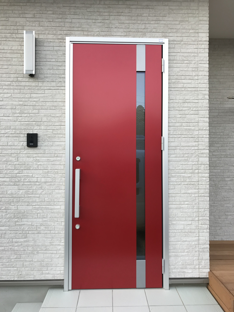 奥様が希望された、赤の玄関ドアです。