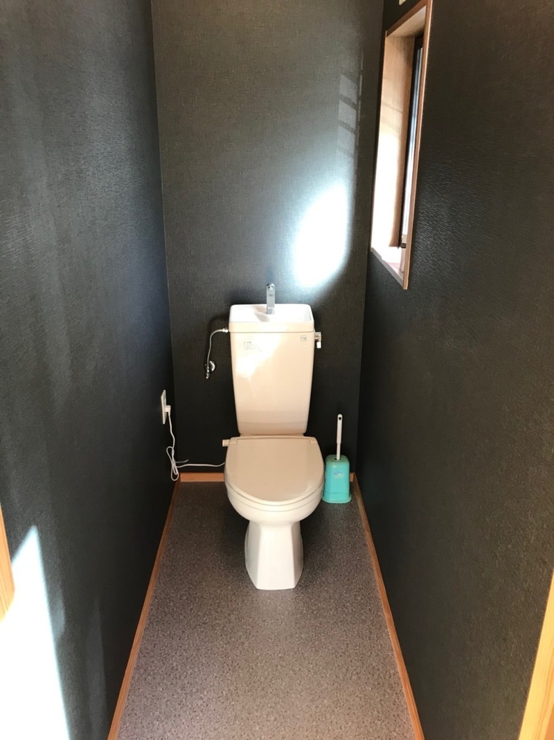 トイレは、既存の物を使い壁のクロスだけを
替えましたがクロスを変えるだけで全然違いますね❤