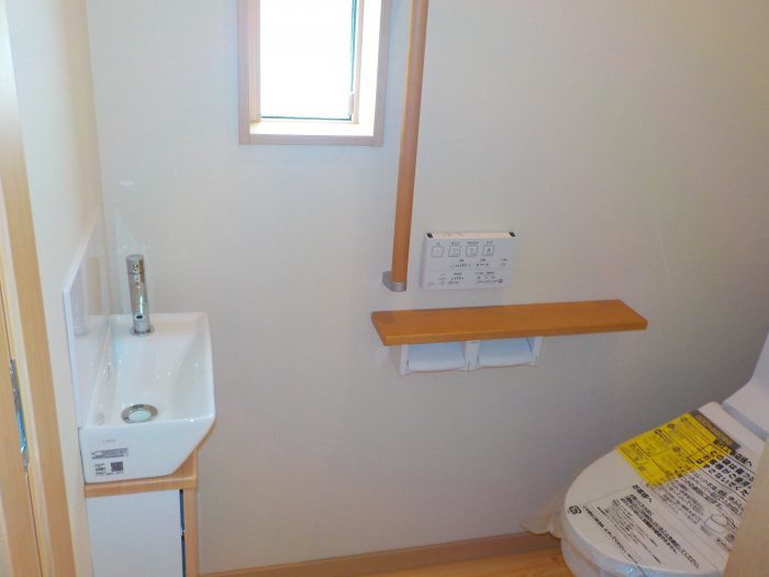 【トイレ】

ドアは、引き戸にして手摺等を付けました。

手洗いの下には、収納を設けました。